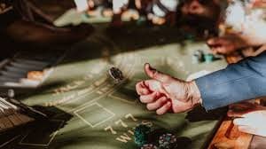 Tampilan kasino live majur4d di browser mobile menampilkan dealer nyata untuk blackjack dan roulette